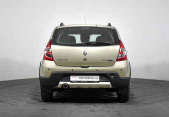 Подержанный автомобиль Renault Sandero 2012 года (6 фото)