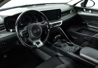 Подержанный автомобиль Kia K5 2021 года (11 фото)