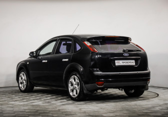 Подержанный автомобиль Ford Focus Hatchback 2006 года (7 фото)