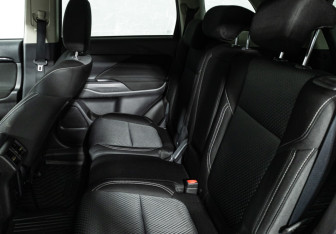 Подержанный автомобиль Mitsubishi Outlander 2020 года (10 фото)