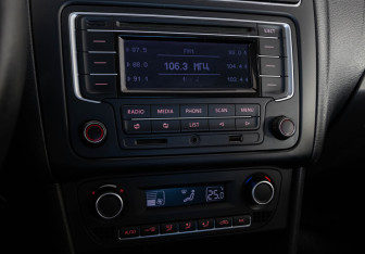 Подержанный автомобиль Volkswagen Polo Sedan 2015 года (15 фото)