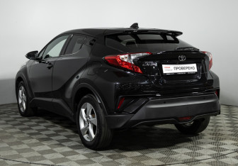 Подержанный автомобиль Toyota C-HR 2019 года (7 фото)