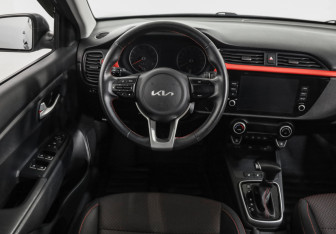 Подержанный автомобиль Kia Rio Hatchback 2021 года (11 фото)