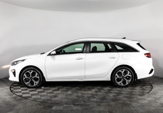 Подержанный автомобиль Kia Ceed Wagon 2019 года (10 фото)