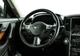 Подержанный автомобиль Infiniti QX70 2013 года (15 фото)