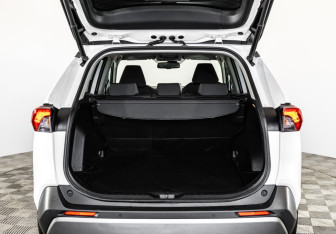 Подержанный автомобиль Toyota RAV4 2020 года (25 фото)