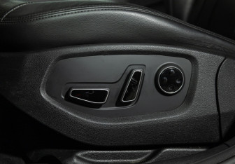 Подержанный автомобиль Hyundai Genesis 2015 года (15 фото)