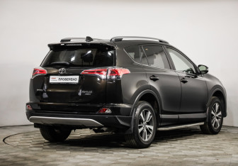 Подержанный автомобиль Toyota RAV4 2015 года (5 фото)