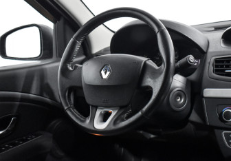 Подержанный автомобиль Renault Fluence 2011 года (15 фото)