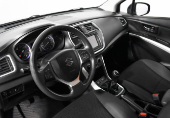 Подержанный автомобиль Suzuki SX4 Hatchback 2017 года (9 фото)