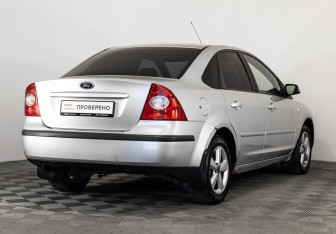Подержанный автомобиль Ford Focus Sedan 2005 года (5 фото)