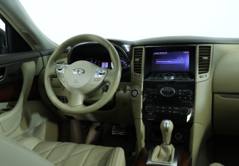 Подержанный автомобиль Infiniti QX70 2013 года (13 фото)