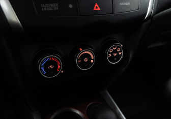 Подержанный автомобиль Mitsubishi ASX 2012 года (15 фото)