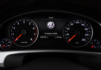 Подержанный автомобиль Volkswagen Touareg 2015 года (20 фото)