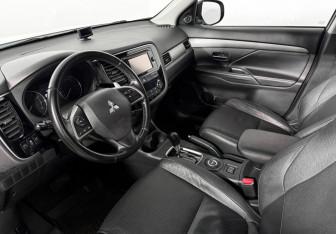Подержанный автомобиль Mitsubishi Outlander 2014 года (9 фото)