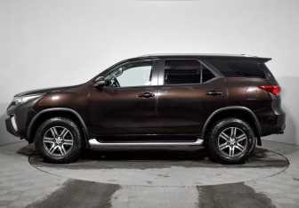 Подержанный автомобиль Toyota Fortuner 2020 года (8 фото)