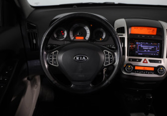 Подержанный автомобиль Kia Ceed Hatchback 2007 года (10 фото)