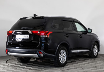 Подержанный автомобиль Mitsubishi Outlander 2017 года (5 фото)