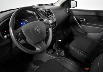 Подержанный автомобиль Renault Sandero 2015 года (9 фото)