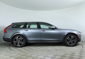 Подержанный автомобиль Volvo V90 Cross Country 2017 года (6 фото)