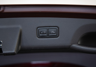Подержанный автомобиль Kia Carnival 2023 года (28 фото)