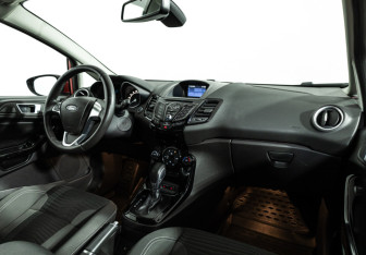 Подержанный автомобиль Ford Fiesta Hatchback 2015 года (9 фото)