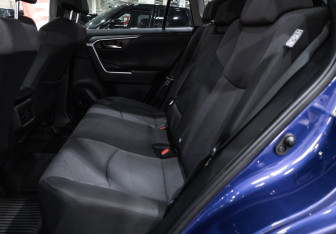 Подержанный автомобиль Toyota RAV4 2021 года (12 фото)
