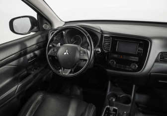 Подержанный автомобиль Mitsubishi Outlander 2016 года (9 фото)