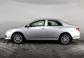 Подержанный автомобиль Toyota Corolla Sedan 2008 года (33 фото)