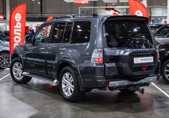 Подержанный автомобиль Mitsubishi Pajero 2017 года (8 фото)