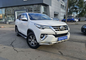 Подержанный автомобиль Toyota Fortuner 2017 года (3 фото)