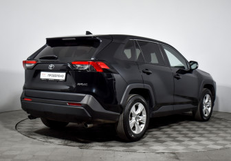 Подержанный автомобиль Toyota RAV4 2022 года (5 фото)