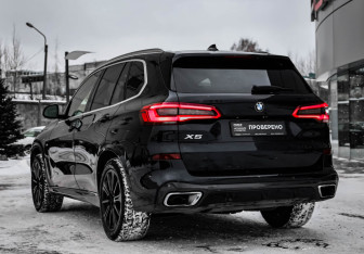 Подержанный автомобиль BMW X5 2019 года (8 фото)