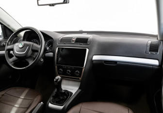 Подержанный автомобиль Skoda Octavia Liftback 2010 года (9 фото)