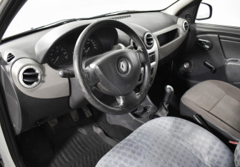 Подержанный автомобиль Renault Logan Sedan 2012 года (9 фото)