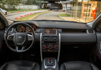 Подержанный автомобиль Land Rover Discovery Sport 2017 года (12 фото)