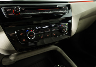 Подержанный автомобиль BMW X1 2018 года (19 фото)
