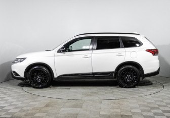 Подержанный автомобиль Mitsubishi Outlander 2021 года (8 фото)