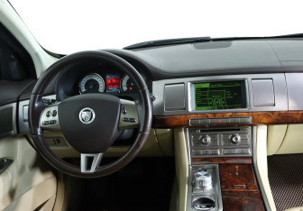 Подержанный автомобиль Jaguar XF Sedan 2008 года (12 фото)