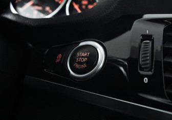 Подержанный автомобиль BMW X4 2015 года (21 фото)