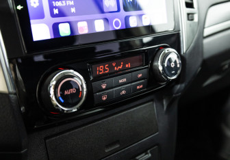 Подержанный автомобиль Mitsubishi Pajero 2015 года (17 фото)