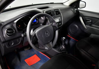 Подержанный автомобиль Renault Logan Sedan 2017 года (9 фото)