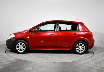 Подержанный автомобиль Nissan Tiida Hatchback 2010 года (8 фото)