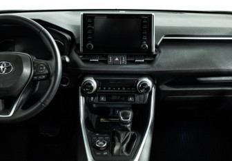 Подержанный автомобиль Toyota RAV4 2021 года (14 фото)
