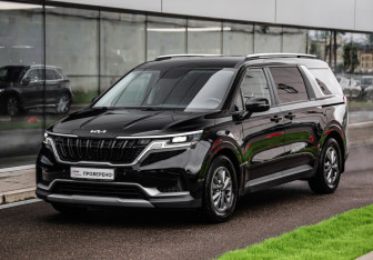 Подержанный автомобиль Kia Carnival 2021 года (3 фото)