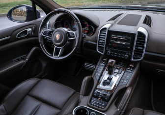 Подержанный автомобиль Porsche Cayenne 2016 года (10 фото)