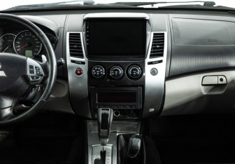 Подержанный автомобиль Mitsubishi Pajero Sport 2011 года (14 фото)