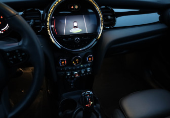 Подержанный автомобиль MINI Hatch 2021 года (16 фото)