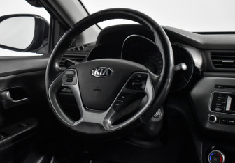 Подержанный автомобиль Kia Rio Sedan 2016 года (15 фото)