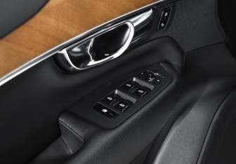 Подержанный автомобиль Volvo XC90 2015 года (10 фото)